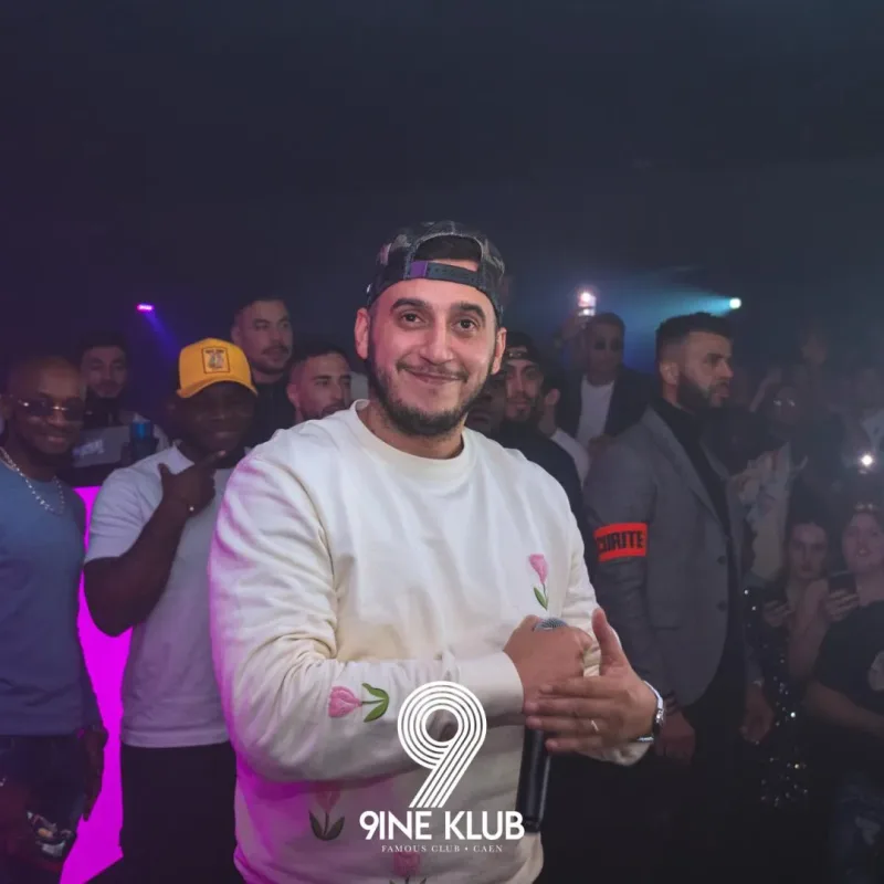 Artiste sur scène photographié pendant le projet 9ine Klub Caen