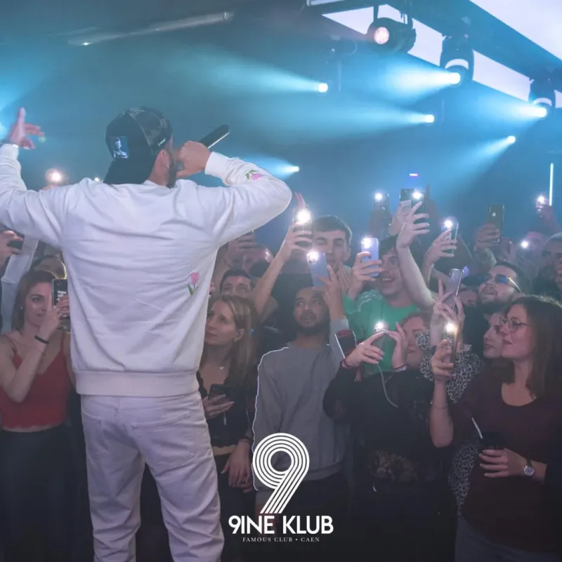 Artiste sur scène photographié pendant le projet 9ine Klub Caen